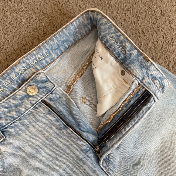 American Eagle Light Wash Mom Jeans Cropped Raw Distressed Hem High Rise 6 Short - Picture 5 of 6